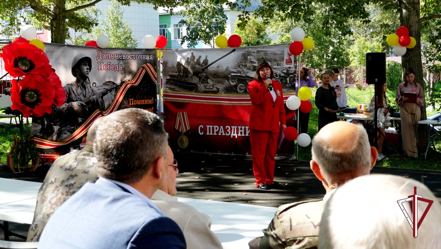На Сахалине росгвардейцы приняли участие в мероприятии «Поздравим всем двором»