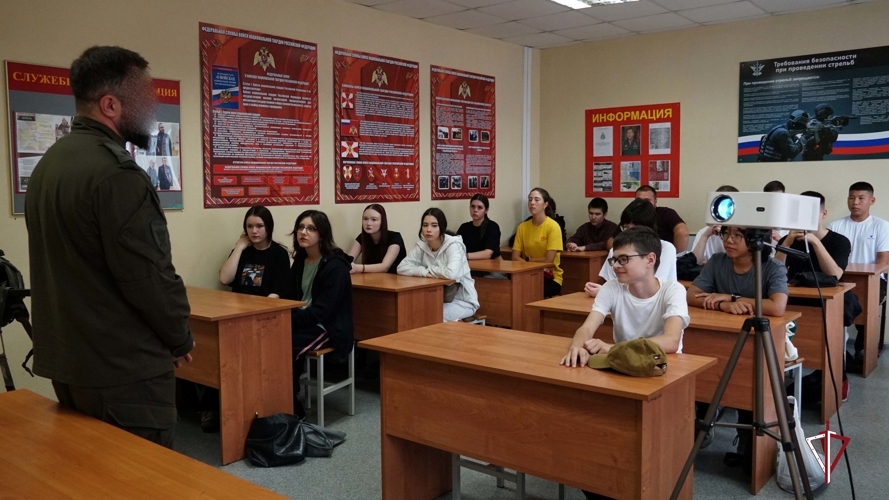 Классный час в СОБРе: Сахалинские росгвардейцы провели для школьников урок мужества