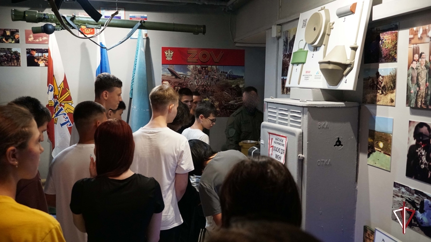 Классный час в СОБРе: Сахалинские росгвардейцы провели для школьников урок мужества