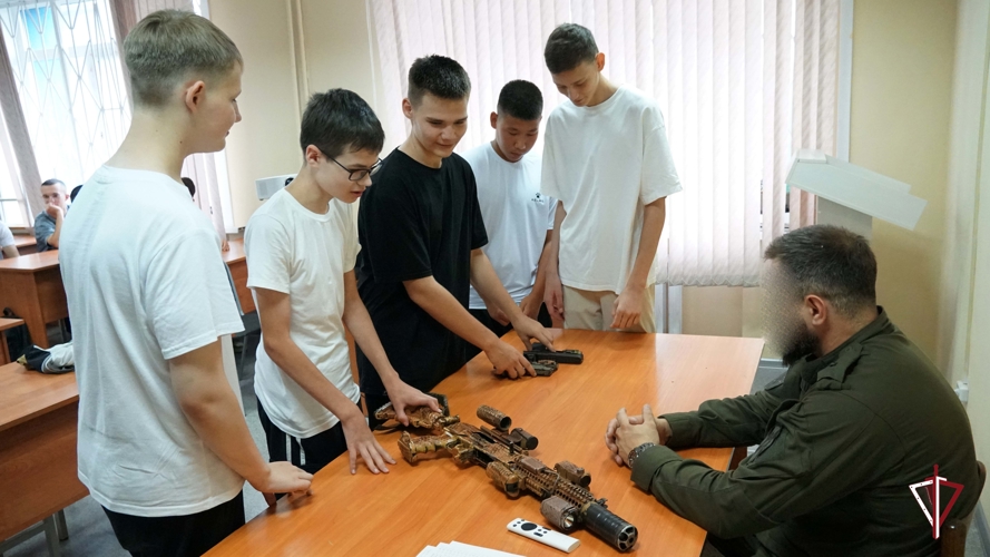 Классный час в СОБРе: Сахалинские росгвардейцы провели для школьников урок мужества