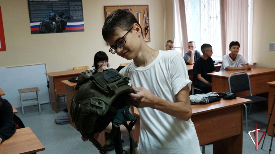 Классный час в СОБРе: Сахалинские росгвардейцы провели для школьников урок мужества