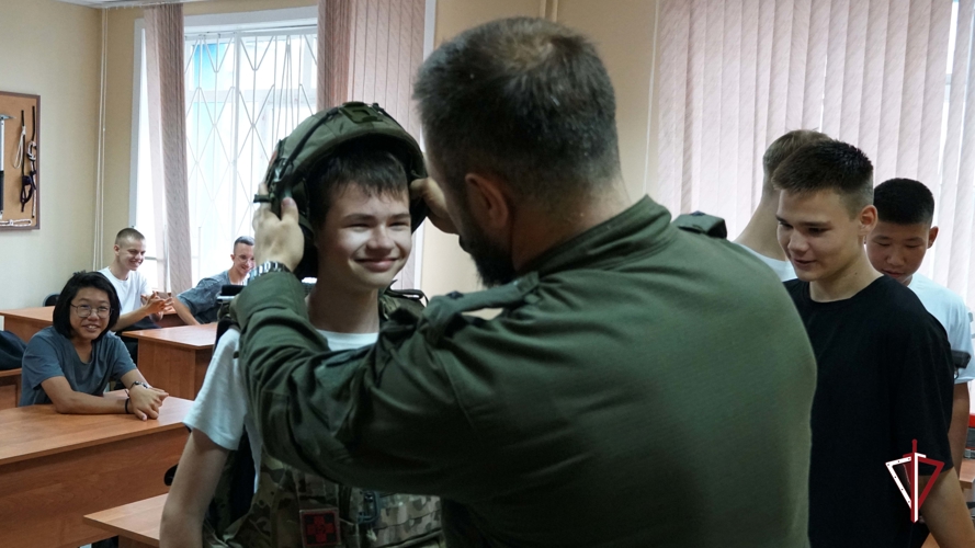 Классный час в СОБРе: Сахалинские росгвардейцы провели для школьников урок мужества