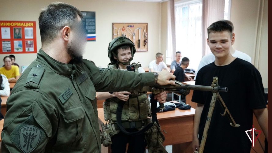 Классный час в СОБРе: Сахалинские росгвардейцы провели для школьников урок мужества