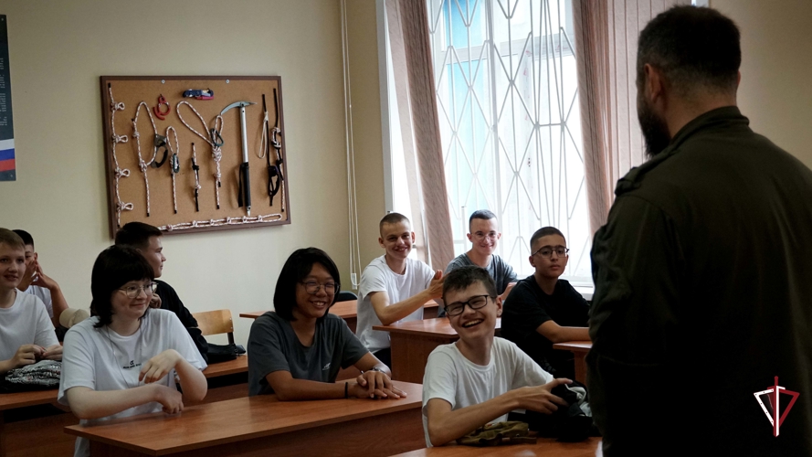 Классный час в СОБРе: Сахалинские росгвардейцы провели для школьников урок мужества