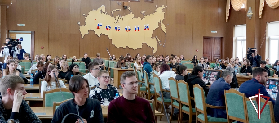 На форуме «Правовые университеты» росгвардейцы рассказали сахалинским школьникам о службе в ведомстве