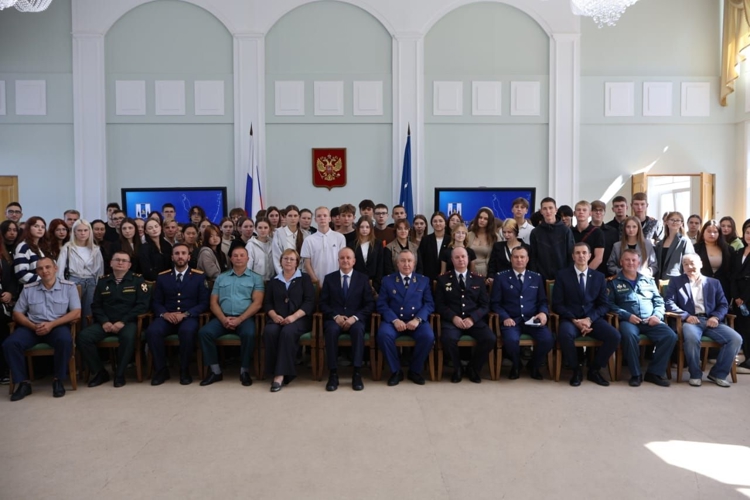 На форуме «Правовые университеты» росгвардейцы рассказали сахалинским школьникам о службе в ведомстве