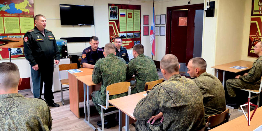 Служи Родине с Росгвардией: в Южно-Сахалинске росгвардейцы проводят профориентационную работу с военнослужащими срочной службы 
