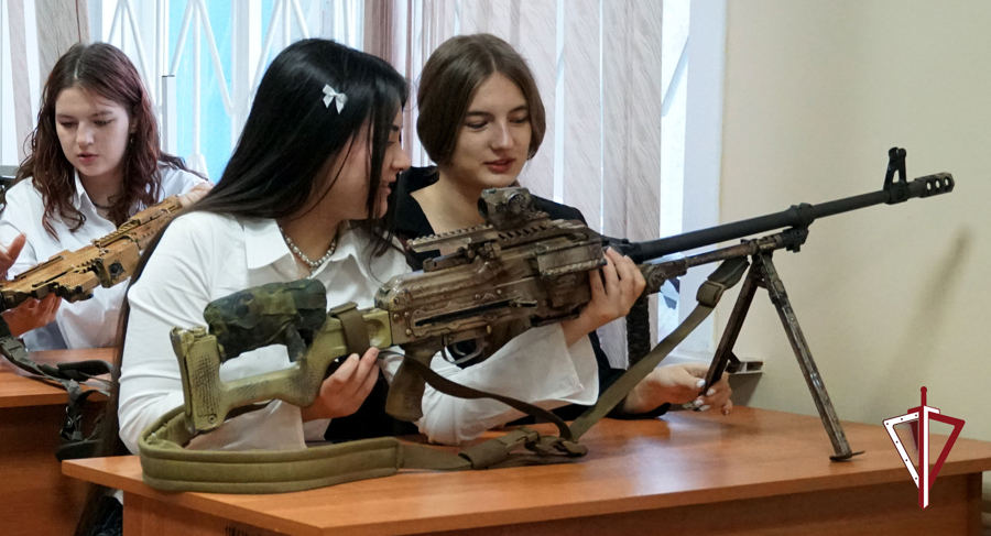 Офицеры СОБР «Редут» познакомили школьников Южно-Сахалинска с работой спецназа