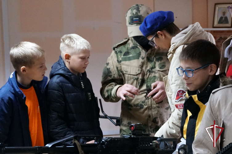 В гостях у сахалинского ОМОН побывали юнармейцы