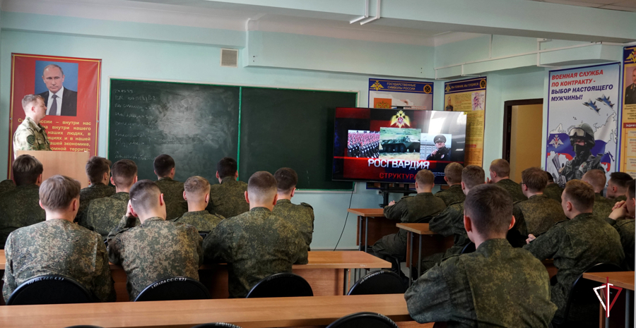 «Урок мужества» провели росгвардейцы со студентами
