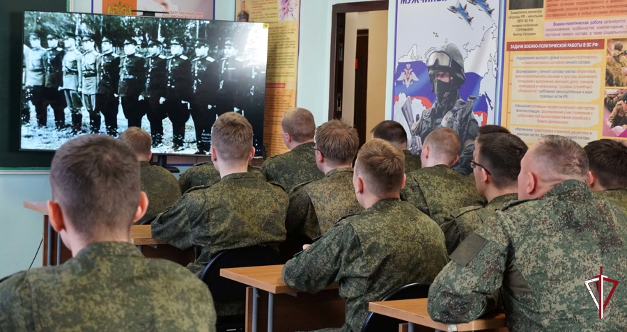 «Урок мужества» провели росгвардейцы со студентами