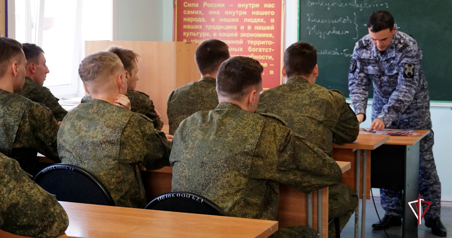«Урок мужества» провели росгвардейцы со студентами