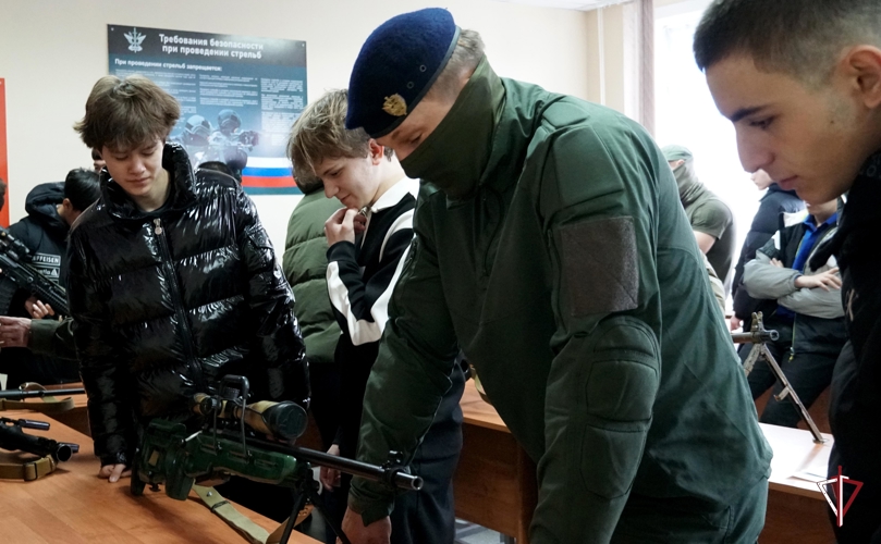 Элитное подразделение Росгвардии познакомило сахалинскую молодёжь со своей работой 