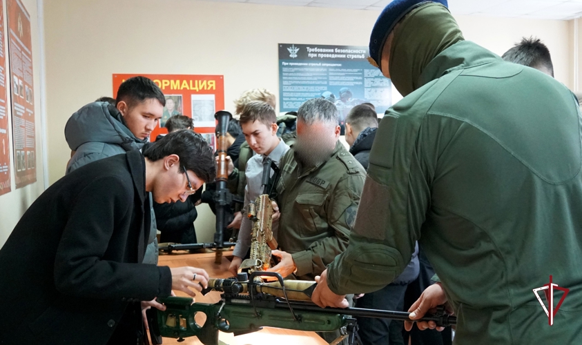 Элитное подразделение Росгвардии познакомило сахалинскую молодёжь со своей работой 