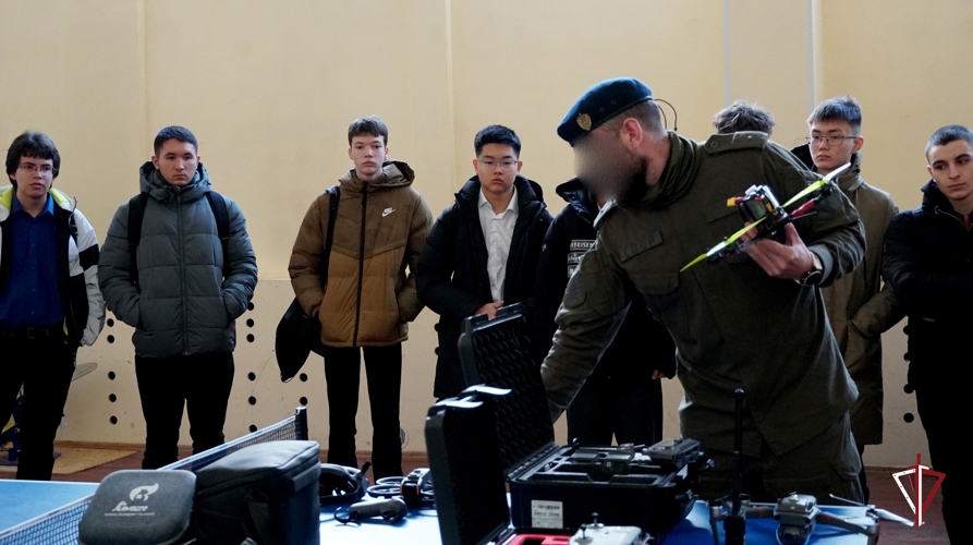 Элитное подразделение Росгвардии познакомило сахалинскую молодёжь со своей работой 