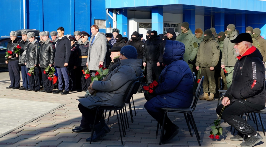Росгвардейцы почтили память сотрудников органов внутренних дел, погибших при исполнении служебного долга