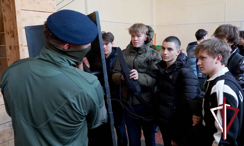 Элитное подразделение Росгвардии познакомило сахалинскую молодёжь со своей работой 