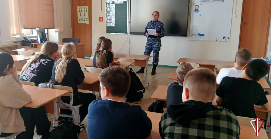 Росгвардейцы провели урок мужества для школьников Северо-Курильска 