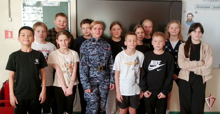 Росгвардейцы провели урок мужества для школьников Северо-Курильска 