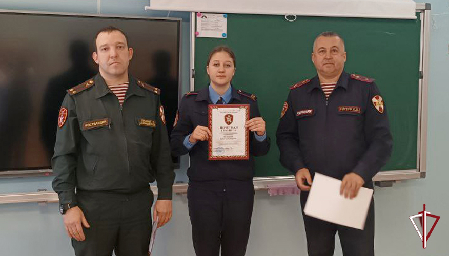 Росгвардейцы подвели итоги года с кадетами в Александровске-Сахалинске, вручив благодарности и пожелав новых успехов 