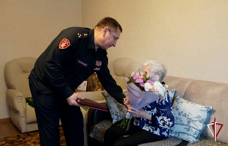 Со 100-летием ветерана Великой Отечественной войны Елену Густову поздравили росгвардейцы