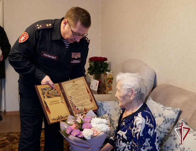 Со 100-летием ветерана Великой Отечественной войны Елену Густову поздравили росгвардейцы