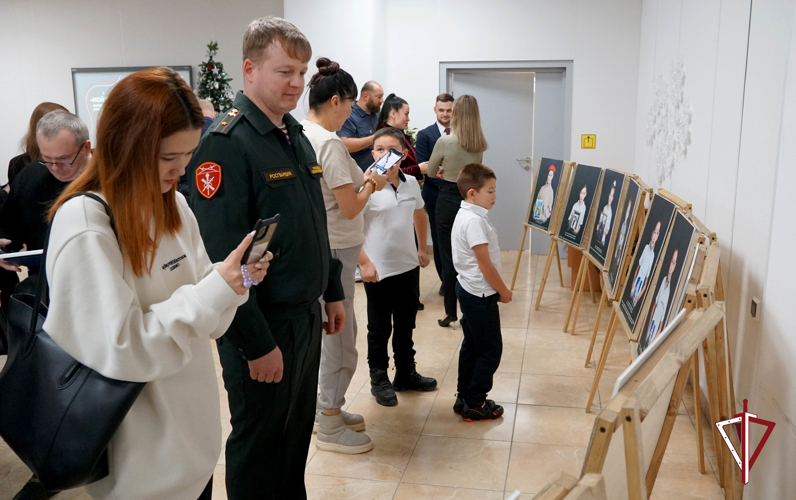 «Мой папа – Герой»: В Южно-Сахалинске открылась фотовыставка ко Дню героев Отечества 