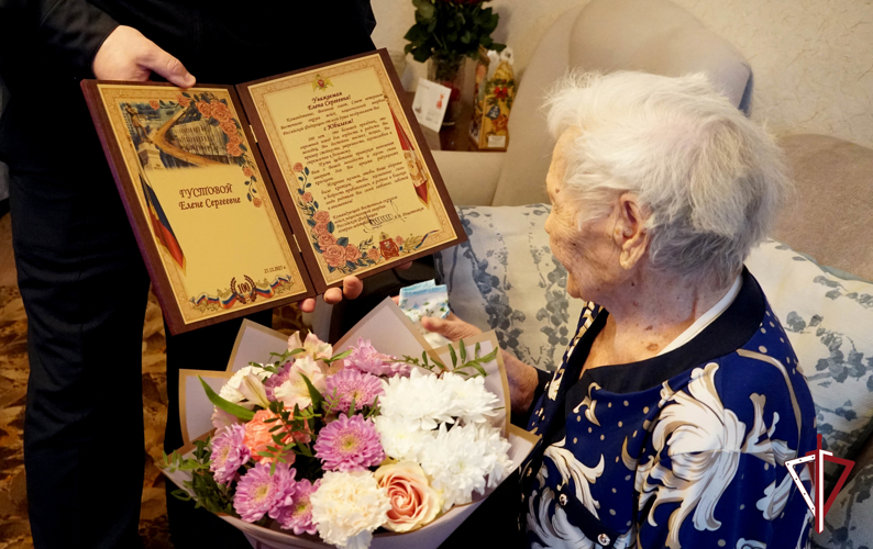 Со 100-летием ветерана Великой Отечественной войны Елену Густову поздравили росгвардейцы