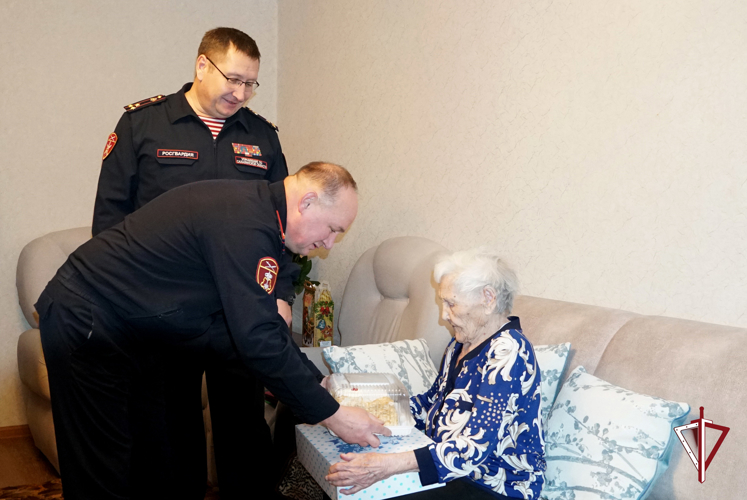 Со 100-летием ветерана Великой Отечественной войны Елену Густову поздравили росгвардейцы