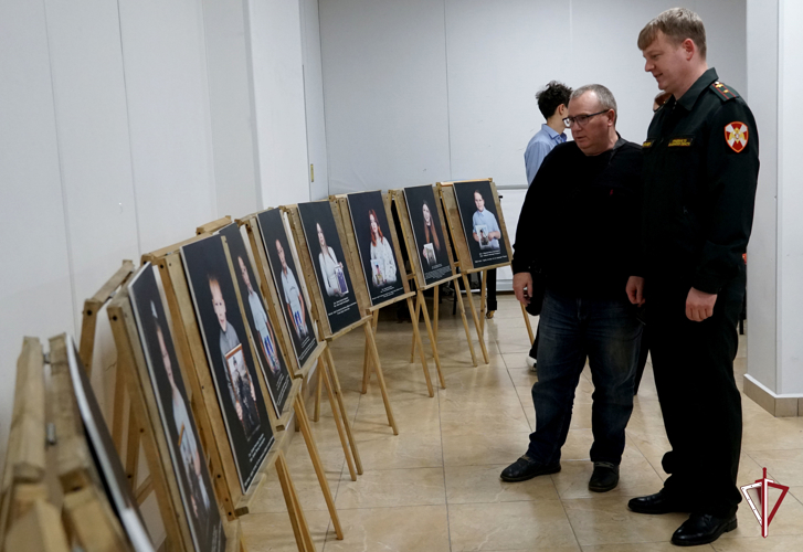«Мой папа – Герой»: В Южно-Сахалинске открылась фотовыставка ко Дню героев Отечества 