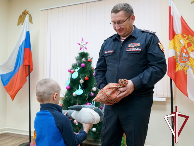 Начальник регионального управления Росгвардии Борис Чесноков снял шар с «Ёлки желаний» и исполнил новогоднюю мечту юных сахалинцев