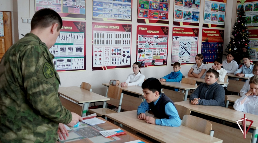 Росгвардейцы в Южно-Сахалинске провели для школьников урок мужества и правовых знаний