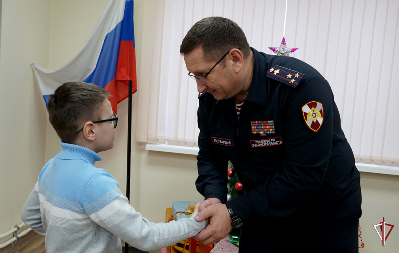 Начальник регионального управления Росгвардии Борис Чесноков снял шар с «Ёлки желаний» и исполнил новогоднюю мечту юных сахалинцев 