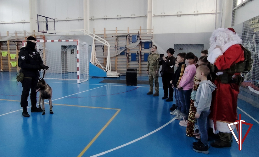 Дед Мороз специального назначения Росгвардии подарил новогодний праздник воспитанникам Центра «Звездный»
