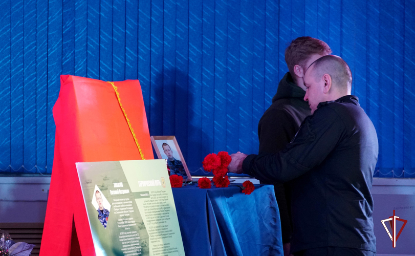 В Южно-Сахалинске увековечили память сотрудника ОМОН, погибшего в специальной военной операции
