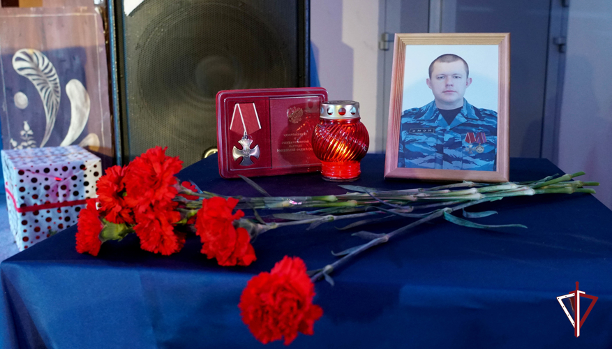 В Южно-Сахалинске увековечили память сотрудника ОМОН, погибшего в специальной военной операции