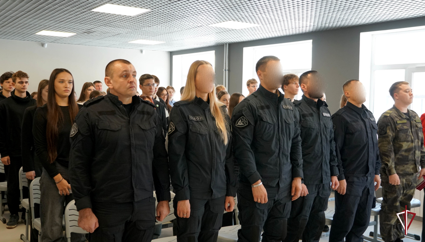 В День Героев Отечества в Южно-Сахалинском педагогическом колледже открыли мемориальный стенд