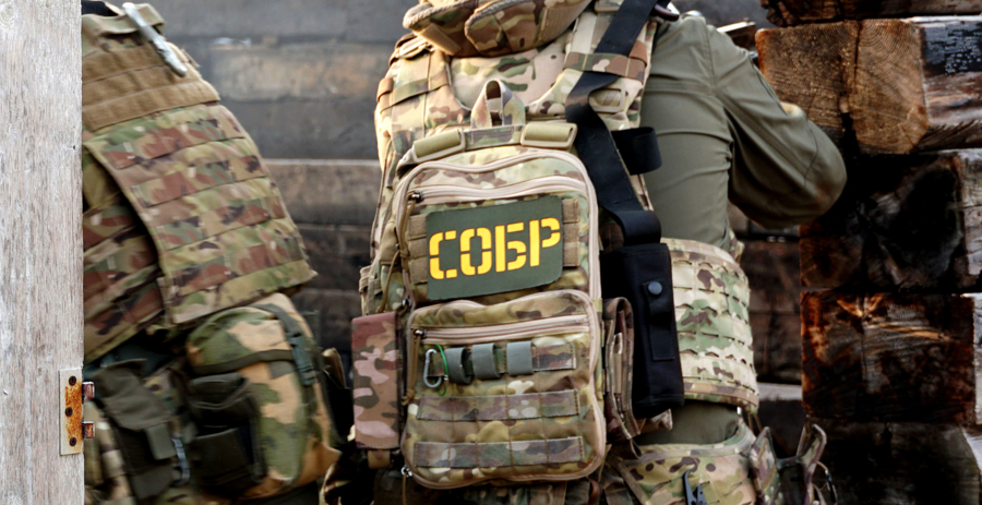 На Сахалине при силовой поддержке спецназа росгвардии полицейские изъяли оружие и боеприпасы
