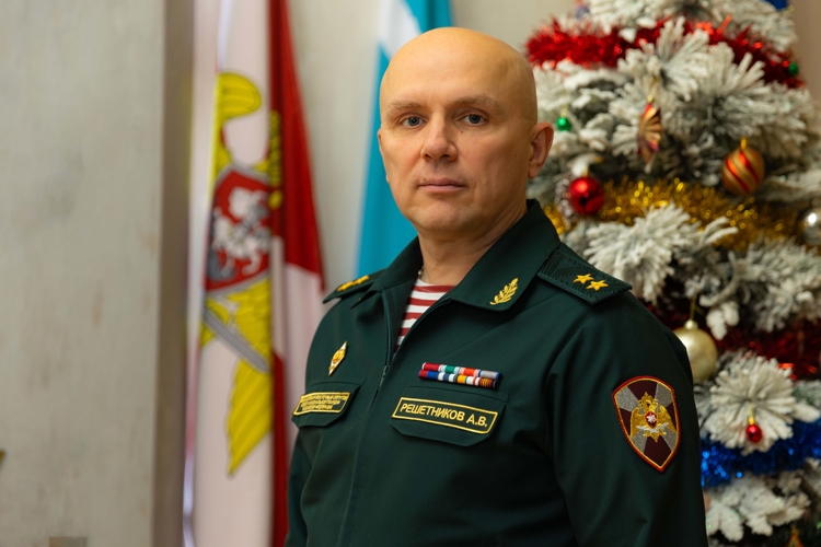 Командующий Восточным округом Росгвардии генерал-лейтенант Александр Решетников поздравил личный состав с наступающим Новым годом и Рождеством 