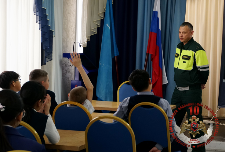 Росгвардейцы провели в Южно-Сахалинске урок безопасности дорожного движения для шестиклассников