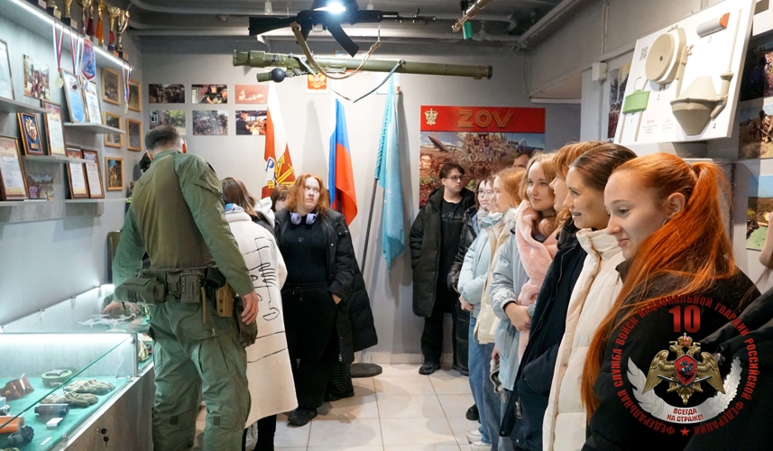 Сахалинские студенты примерили на себя роль спецназовцев: экскурсия СОБР «Редут» для первокурсников колледжа искусств 
