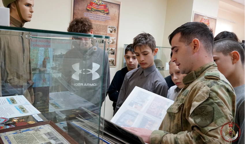 В преддверии юбилея Росгвардии школьники Южно-Сахалинска познакомились с историей и задачами войск правопорядка 