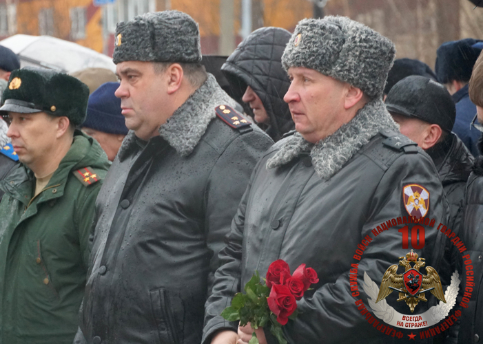 В День защитника Отечества начальник Управления Росгвардии по Сахалинской области принял участие в митинге и возложении цветов на площади Славы
