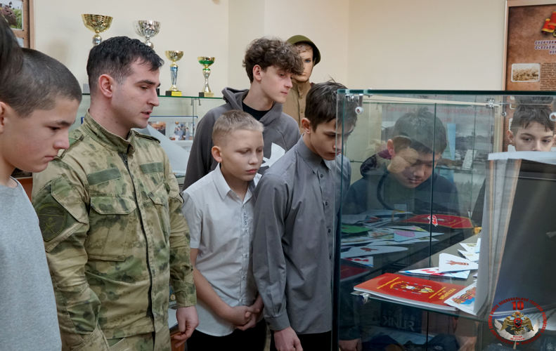 В преддверии юбилея Росгвардии школьники Южно-Сахалинска познакомились с историей и задачами войск правопорядка