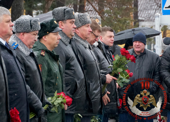 В День защитника Отечества начальник Управления Росгвардии по Сахалинской области принял участие в митинге и возложении цветов на площади Славы