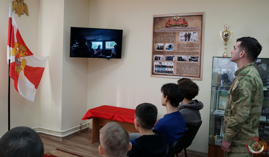 В преддверии юбилея Росгвардии школьники Южно-Сахалинска познакомились с историей и задачами войск правопорядка 