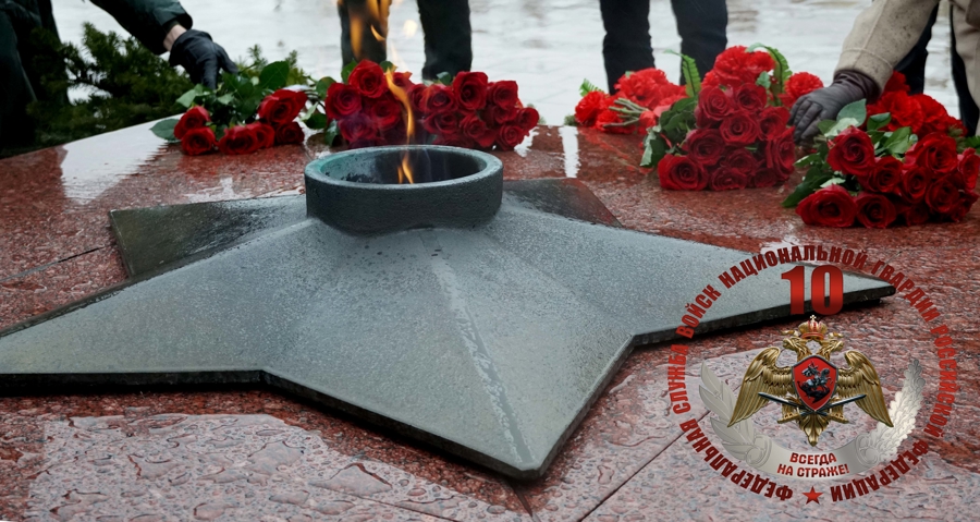 В День защитника Отечества начальник Управления Росгвардии по Сахалинской области принял участие в митинге и возложении цветов на площади Славы