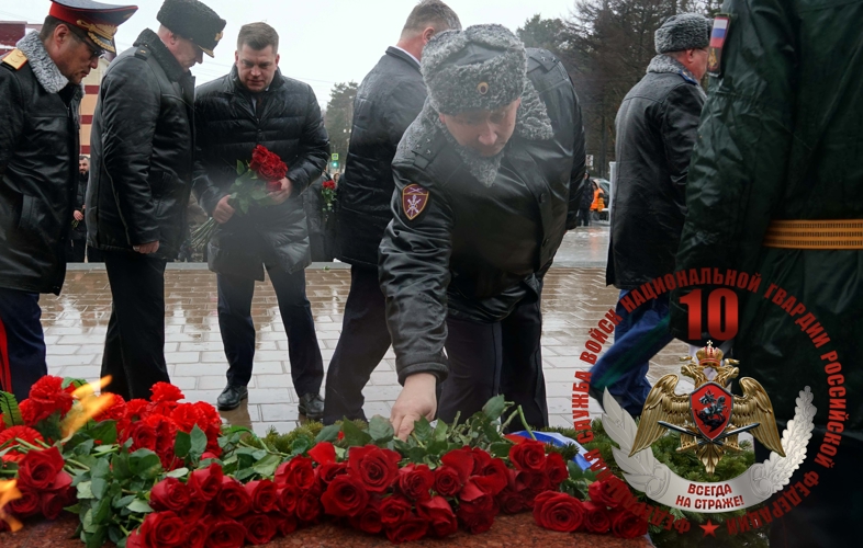 В День защитника Отечества начальник Управления Росгвардии по Сахалинской области принял участие в митинге и возложении цветов на площади Славы