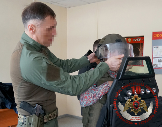 Судебные приставы Сахалина познакомились с работой СОБР «Редут»