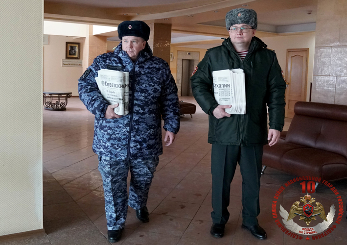 «Весточка с Родины»: «Советский Сахалин» передал Росгвардии тиражи газет для бойцов в зоне СВО 